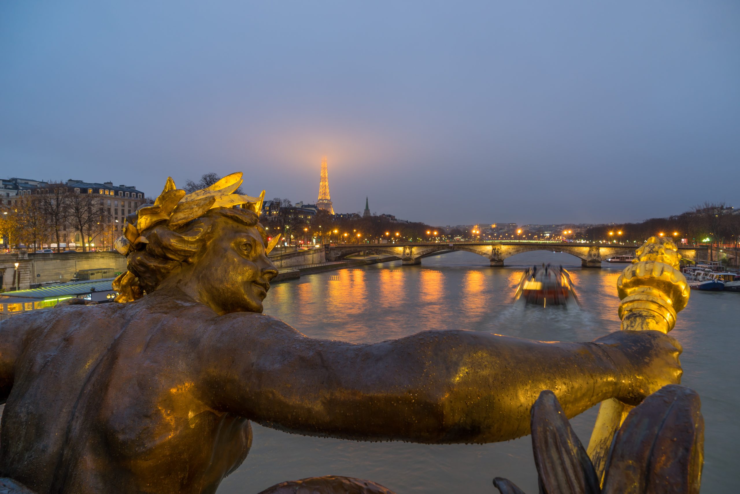 PARIS - 10 décembre 2017 : Tour Eiffel et pont Alexandre III la nuit à Paris, France. Le pont Alexandre Troisième est un site touristique populaire à Paris