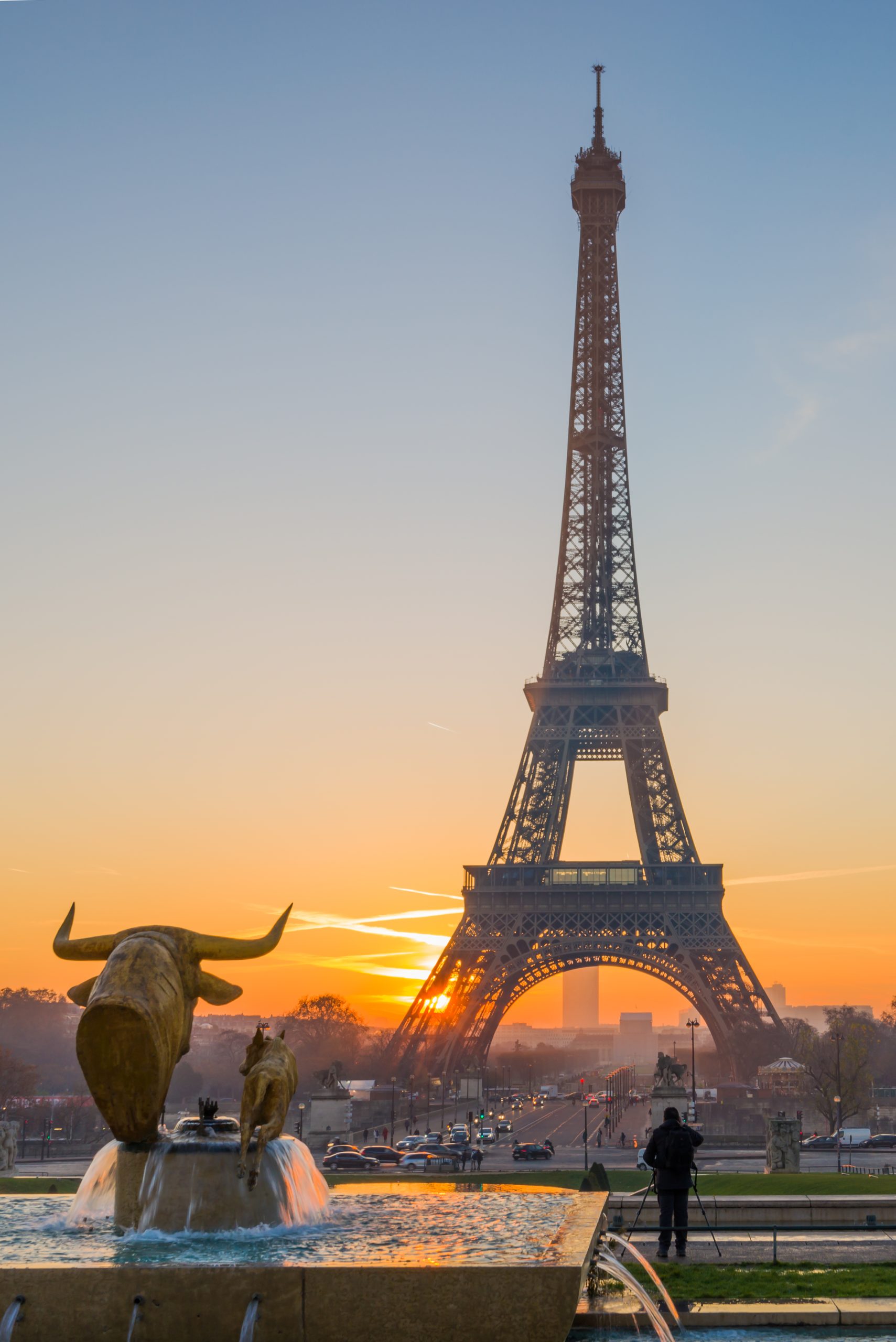 La tour Eiffel au lever du soleil à Paris France